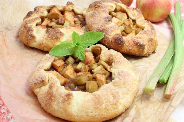 Галета с ревенем и яблоками