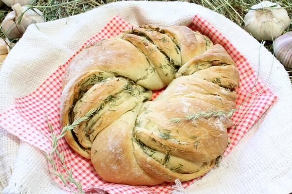 Пирог с чесноком и травами
