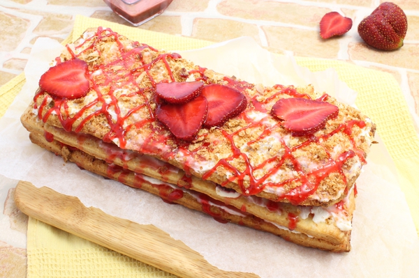 Слоеный творожный пирог с клубничной начинкой