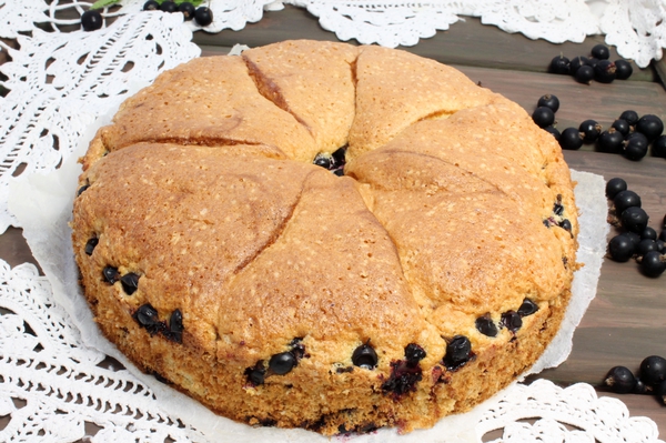 Пирог с черной смородиной и яблоками