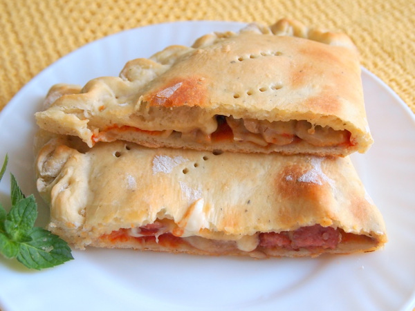 Кальцоне с колбасками, грибами и моцареллой