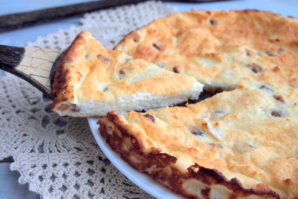 Пирог-сырник с изюмом